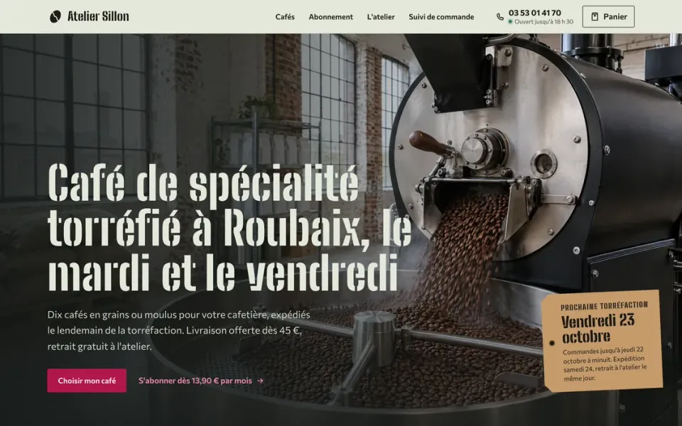 Site de démonstration du torréfacteur fictif Atelier Sillon : grains de café qui tombent du torréfacteur dans un atelier de brique, titre « Café de spécialité torréfié à Roubaix, le mardi et le vendredi » et étiquette de la prochaine torréfaction