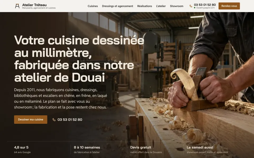 Site de démonstration du menuisier fictif Atelier Tréteau à Douai : menuisier qui rabote une planche de chêne dans l'atelier, titre « Votre cuisine dessinée au millimètre, fabriquée dans notre atelier de Douai » et bouton Dessiner ma cuisine
