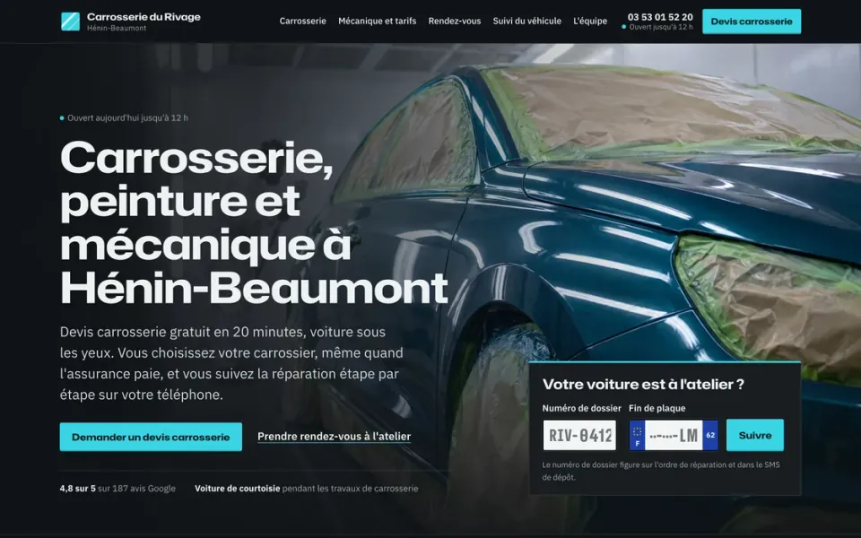 Site de démonstration de la carrosserie fictive Carrosserie du Rivage à Hénin-Beaumont : voiture bleu lagon fraîchement vernie dans la cabine de peinture, titre « Carrosserie, peinture et mécanique à Hénin-Beaumont » et encadré de suivi avec le numéro de dossier et la plaque