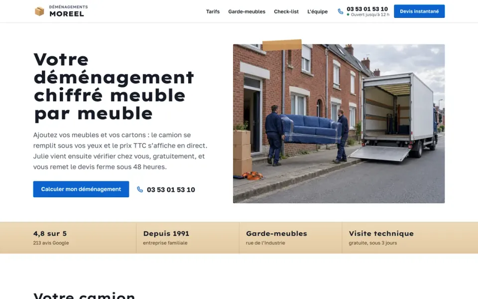 Site de démonstration du déménageur fictif Déménagements Moreel à Armentières : deux déménageurs portent un canapé bleu devant des maisons de brique, titre « Votre déménagement chiffré meuble par meuble » et bouton Calculer mon déménagement