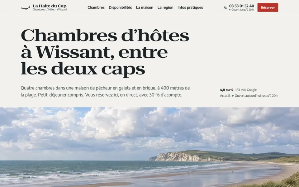 Site de démonstration des chambres d'hôtes fictives La Halte du Cap à Wissant : titre « Chambres d'hôtes à Wissant, entre les deux caps » au-dessus d'une vidéo de la baie à marée basse et de la falaise du cap Blanc-Nez