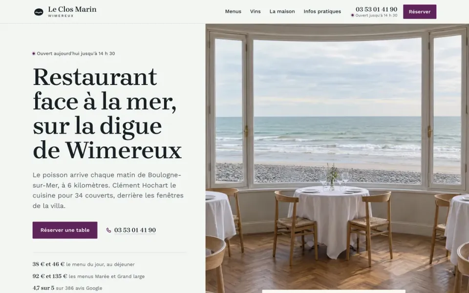 Site de démonstration du restaurant fictif Le Clos Marin : titre « Restaurant face à la mer, sur la digue de Wimereux », bouton Réserver une table et salle aux tables nappées de blanc devant une baie vitrée ouverte sur la plage