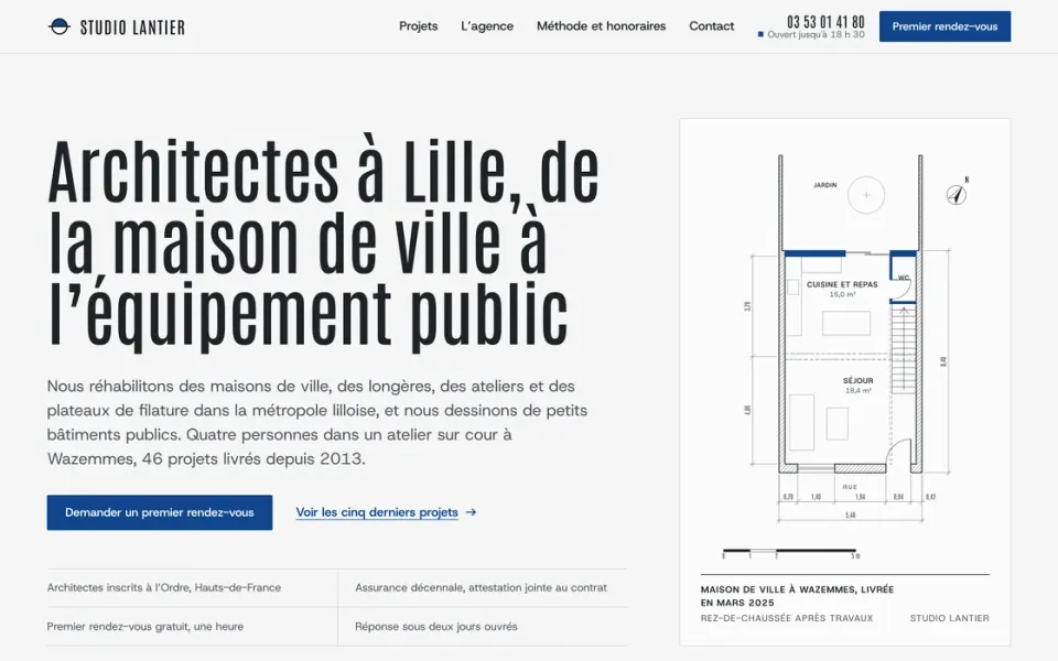 Site de démonstration de l'agence d'architecture fictive Studio Lantier : titre « Architectes à Lille, de la maison de ville à l'équipement public » à côté du plan coté du rez-de-chaussée d'une maison de ville à Wazemmes
